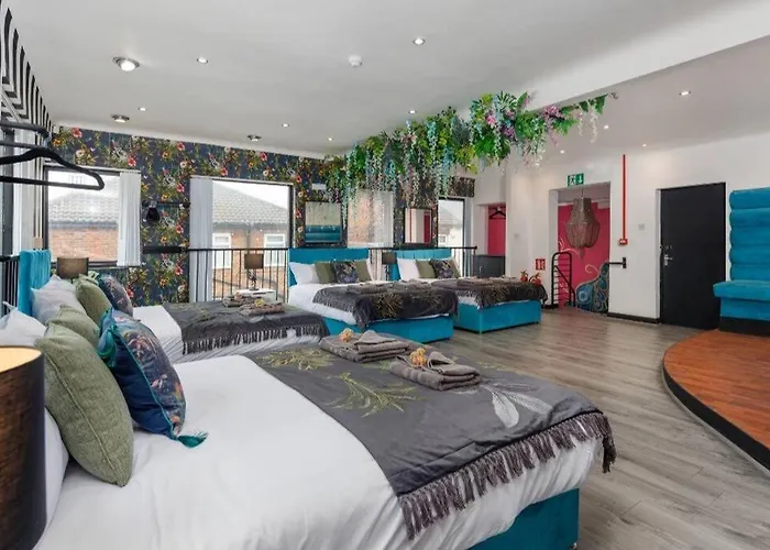 Luxury Mirror Party Pad With 4 Bedrooms!