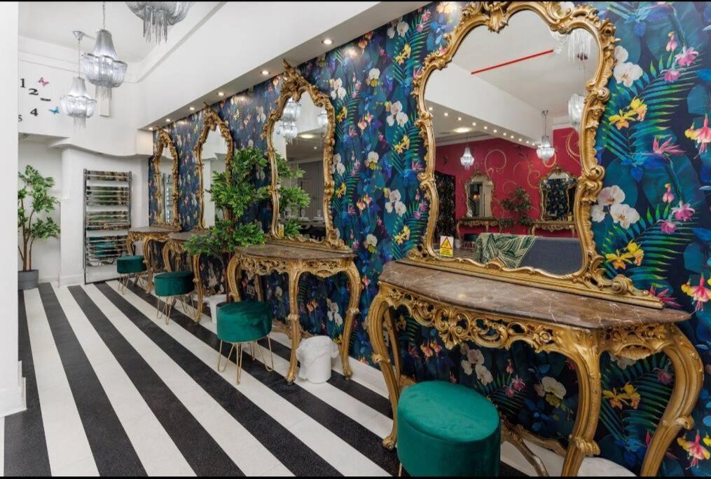 Holiday home Luxury Mirror Party Pad With 4 Bedrooms! *