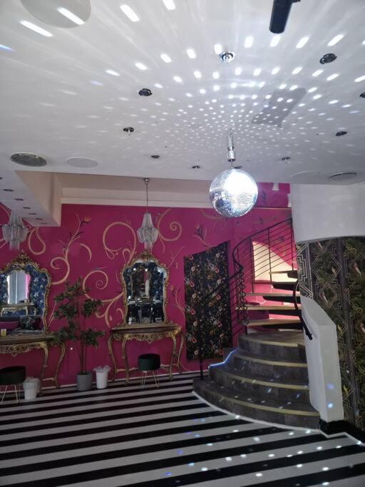 Luxury Mirror Party Pad With 4 Bedrooms! * Liverpool