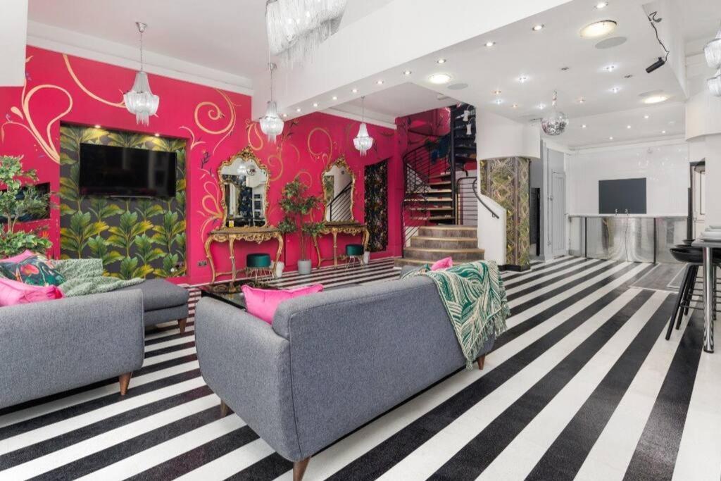 Luxury Mirror Party Pad With 4 Bedrooms! Holiday home