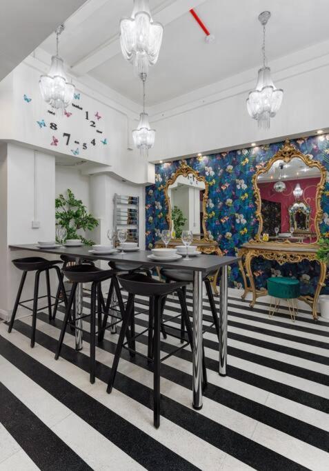 Luxury Mirror Party Pad With 4 Bedrooms! Holiday home