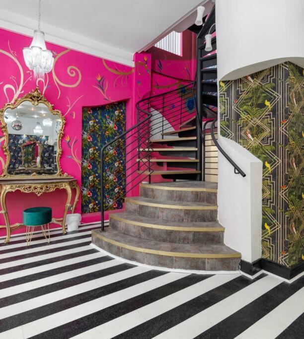 Luxury Mirror Party Pad With 4 Bedrooms! * Liverpool