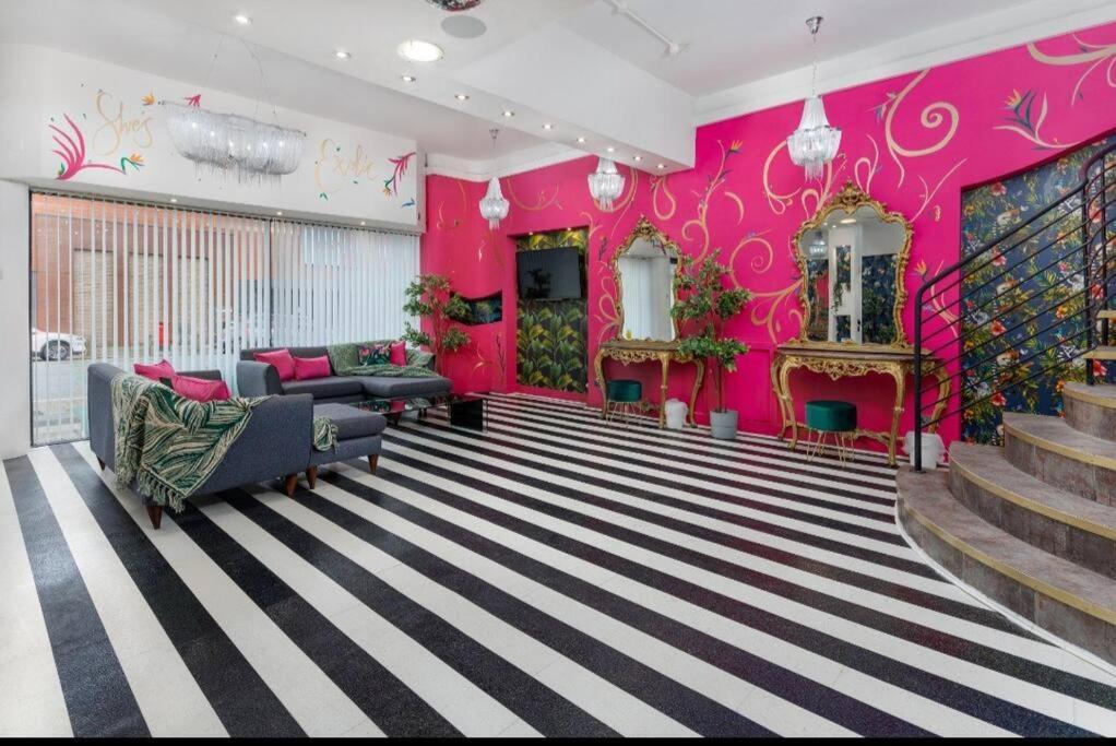 Luxury Mirror Party Pad With 4 Bedrooms! *