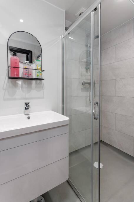 Luxury Mirror Party Pad With 4 Bedrooms! Holiday home Liverpool