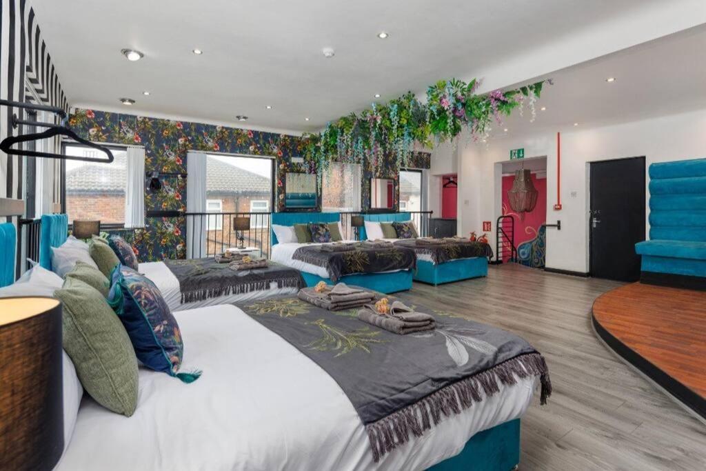 Holiday home Luxury Mirror Party Pad With 4 Bedrooms!