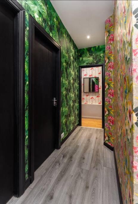 Luxury Mirror Party Pad With 4 Bedrooms!