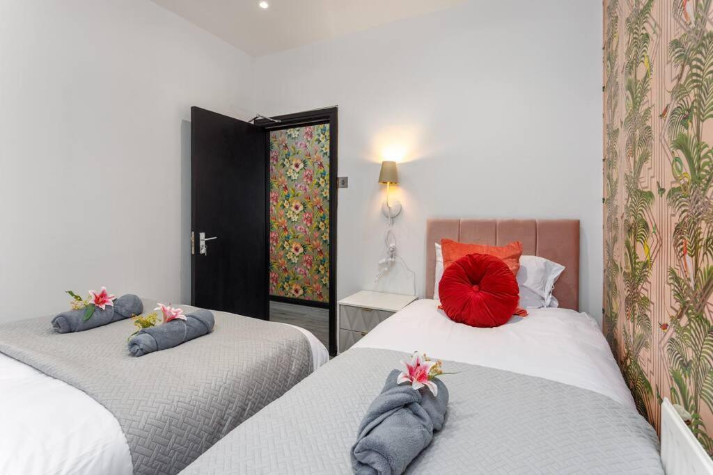 Luxury Mirror Party Pad With 4 Bedrooms! Holiday home *