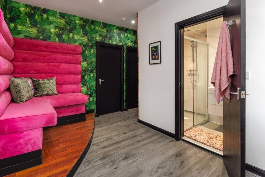 Luxury Mirror Party Pad With 4 Bedrooms! Liverpool