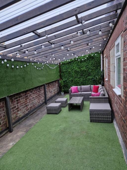 Luxury Mirror Party Pad With 4 Bedrooms! Holiday home Liverpool