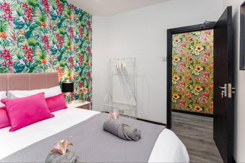 Luxury Mirror Party Pad With 4 Bedrooms! *